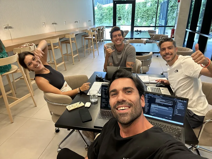 Cuatro personas trabajando con sus portátiles en un coworking