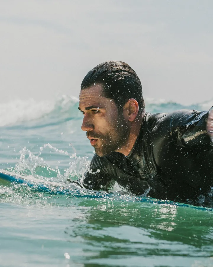 Abraham remando sobre la tabla de surf